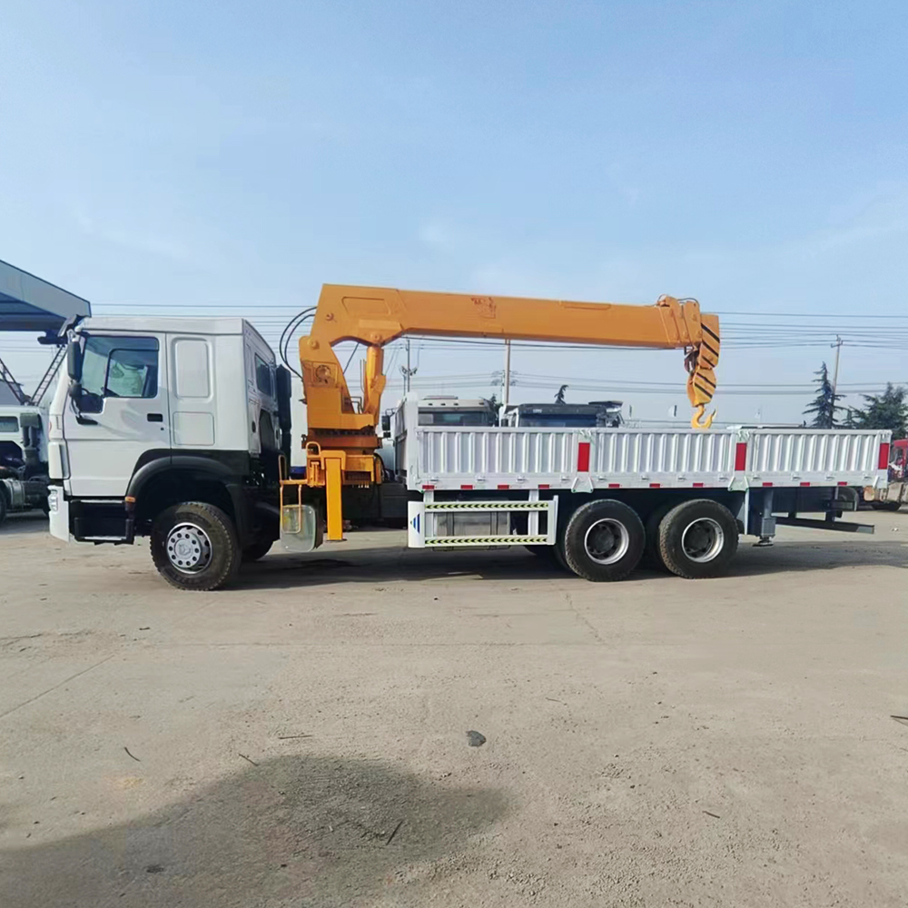 Sinotruk Howo 4X2 6X4 8X4 10 12 16 20 25 30Ton 400Hp Truck Mounted Crane